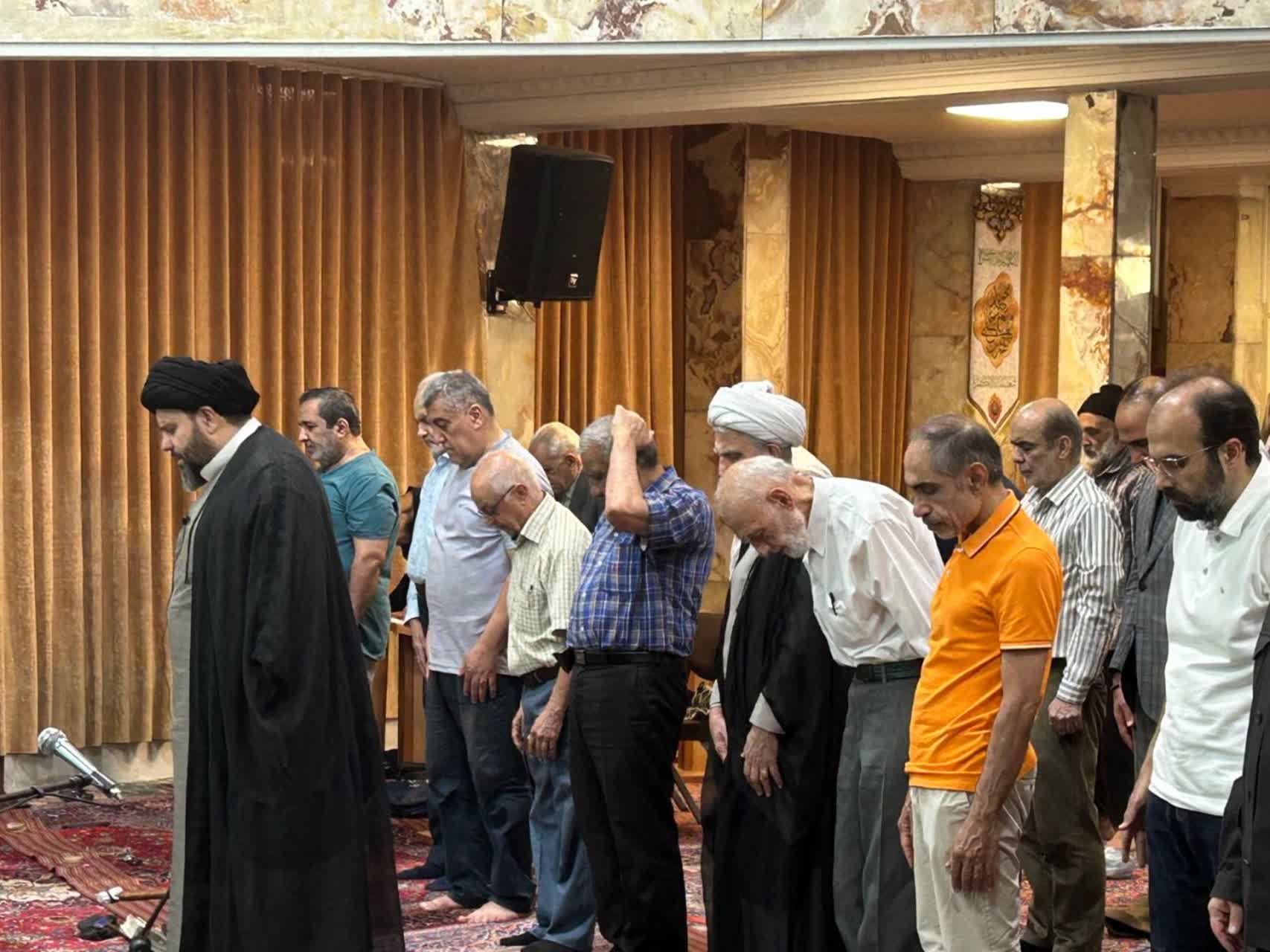 اقامه ی نماز و سخنرانی در شب عید سعید غدیر